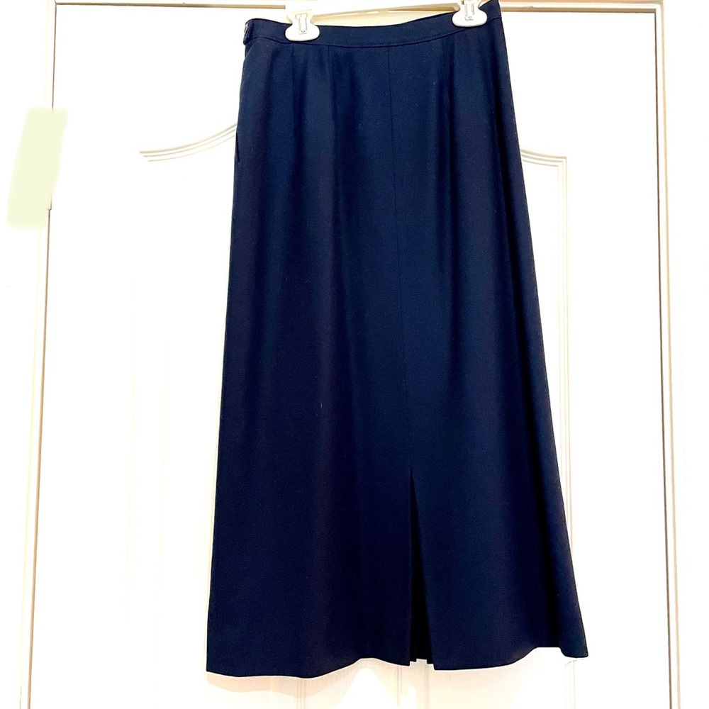 Vintage ’80s Pendleton wool skirt 31” Navy. 10/10 condition Size 6. Lined.